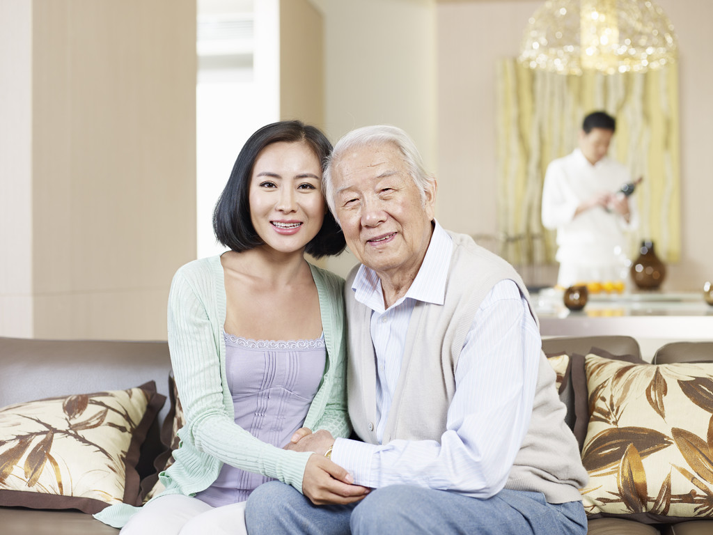 高级的父亲和成人的女儿