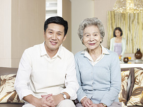 资深的母亲和已成年的儿子