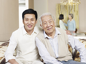 高级的父亲和已成年的儿子图片