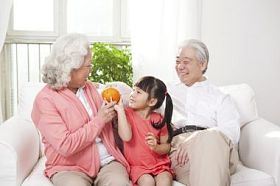 夫妇与孙女图片