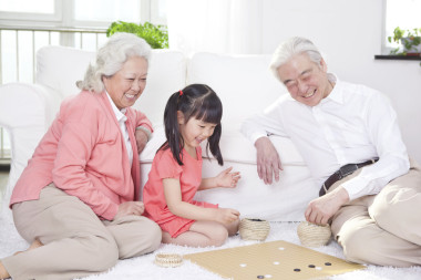 夫婦與孫女玩圖片