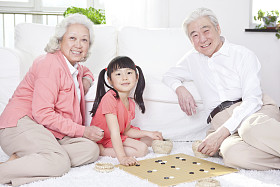 夫妇与孙女玩照片