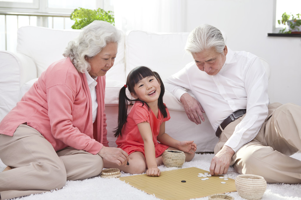 夫妇与孙女玩 夫妇与孙女玩