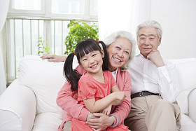 夫妇与孙女照片