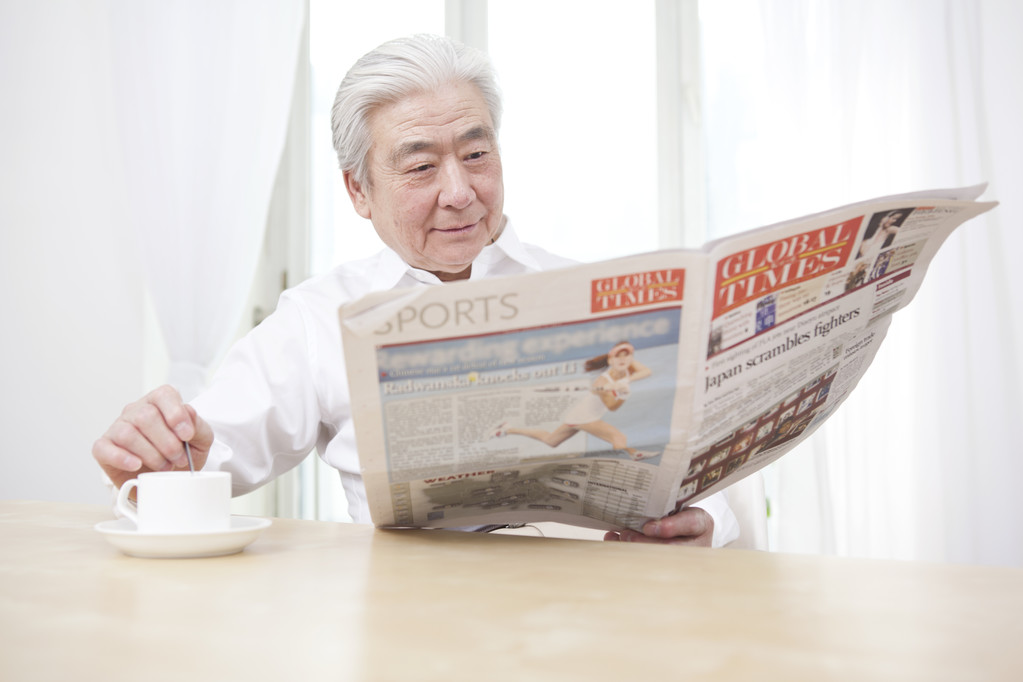 高级人阅读报纸图片