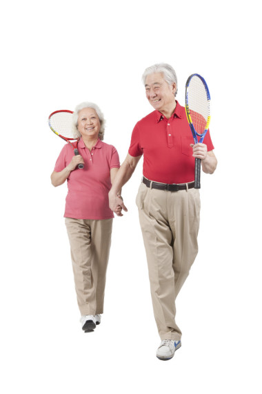 夫婦牽著網球拍