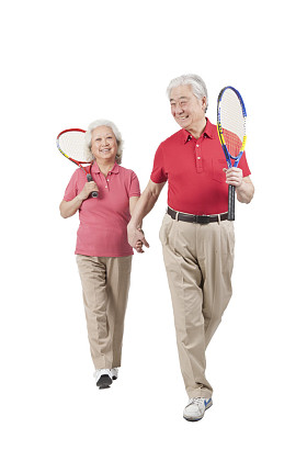 夫妇牵着网球拍