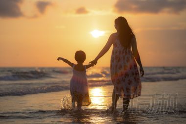 母親帶著女兒在海灘上