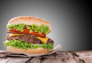 美味的漢堡，在木頭上圖片