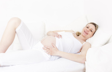 懷孕的女人在床上休息