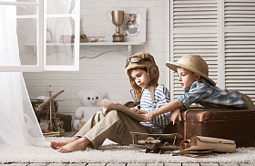 仔细研究地图和书的男孩旅行照片