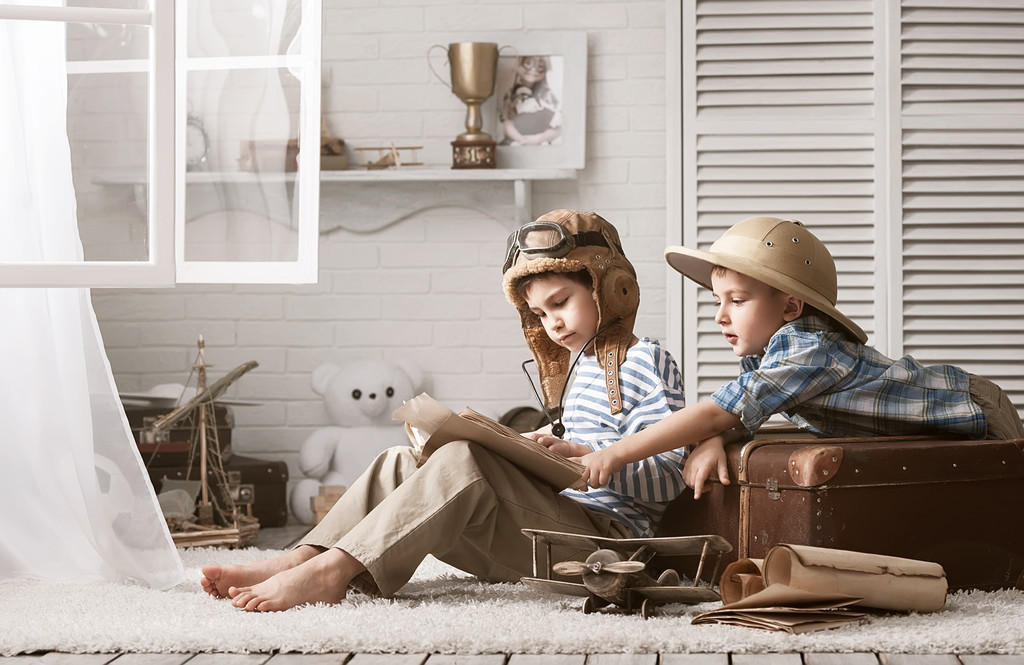 仔细研究地图和书的男孩旅行照片 仔细研究地图和书的男孩旅行照片