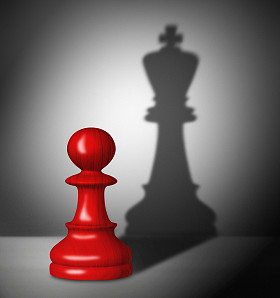 国际象棋棋子与国王的阴影
