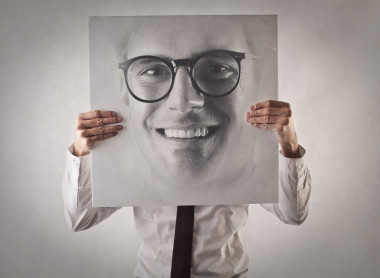 抱著他的肖像的商人圖片