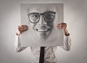 抱着他的肖像的商人图片