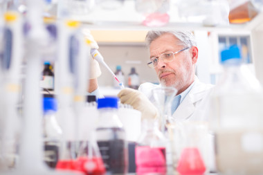 生命科學家在實驗室里研究