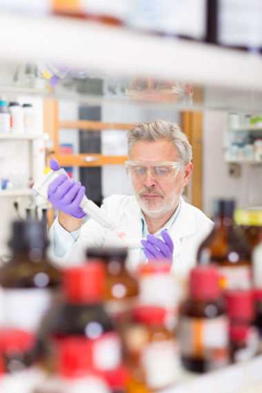 生命科學家在實驗室里研究.