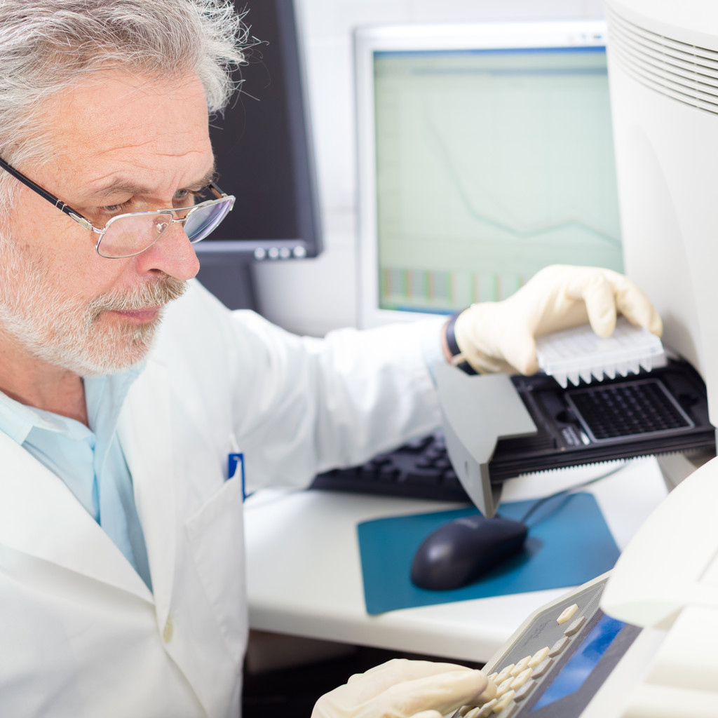 生命科学家在实验室里研究 生命科学家在实验室里研究