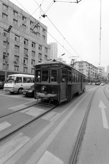 中國(guó)大連市街上的老電車圖片