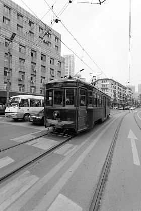 中国大连市街上的老电车图片