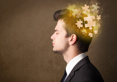 年輕人以發(fā)光的拼圖心態(tài)的思考