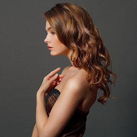 美女模型与长期健康的波浪式头发和完美的妆