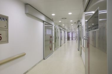 医院外科领域与白色的墙壁.图片