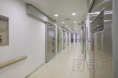 醫(yī)院外科領(lǐng)域與白色的墻壁.圖片