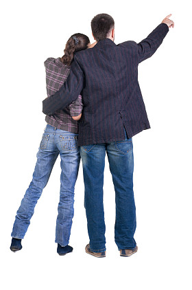 指着墙上的年轻夫妇。后视图