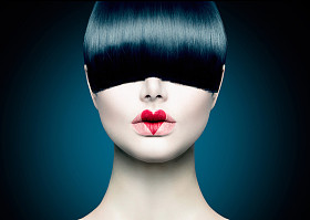 高时装模特的女孩画像，时尚的条纹