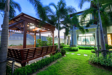 在夜間花園小屋 