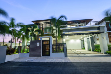 現(xiàn)代的房子，晚上在刮風(fēng)的日子