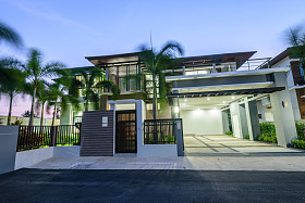 现代的房子，晚上在刮风的日子