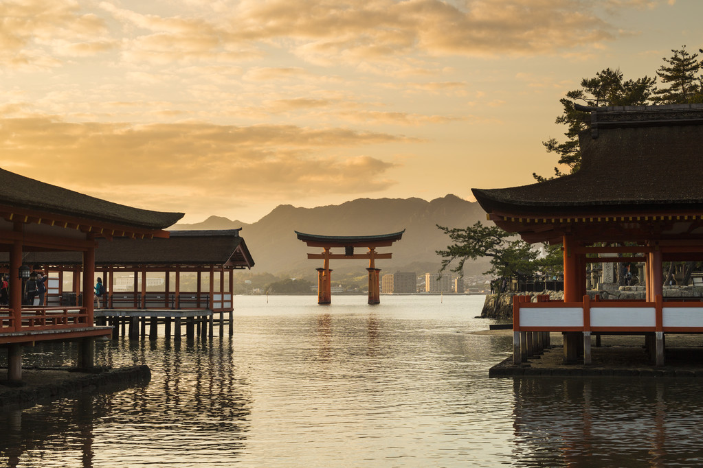 严岛神社有名的地方在宫岛。广岛。日本