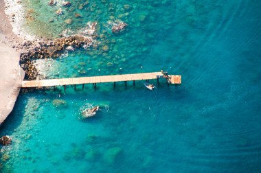 查看从降落伞降落在安卡拉，土耳其的船上