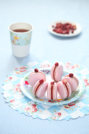 粉红色的食品充满红色浆果豆腐