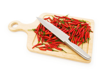 胡椒和菜板上白色隔離圖片