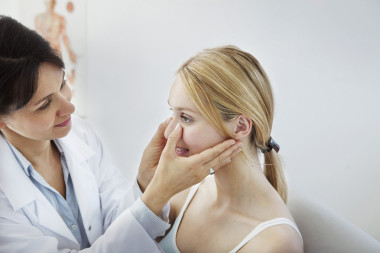 耳鼻喉女性照片