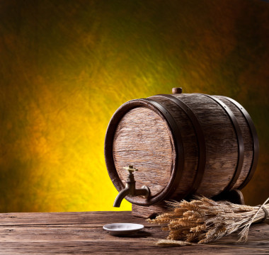 舊橡木桶木制的桌子上.照片