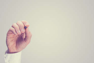 寫在空白的虛擬屏幕上的男人