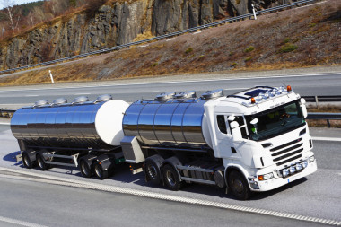 在移動(dòng)的燃料卡車(chē)圖片