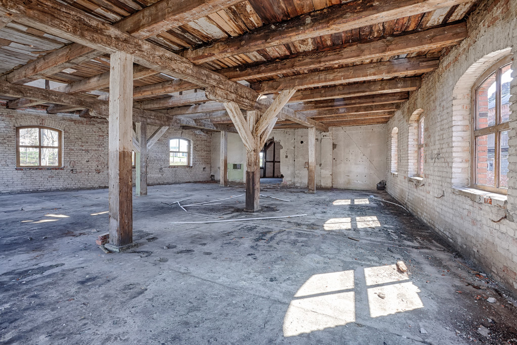 旧的被遗弃和被遗忘的建筑图片