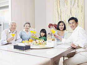 幸福的亚洲家庭图片