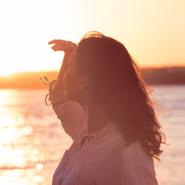 享受-自由幸福的女人享受日落