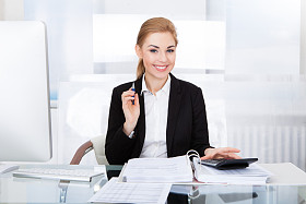 在办公桌前工作的年轻女商人