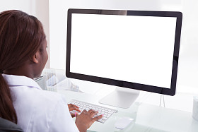 使用桌面 pc 的牙医图片