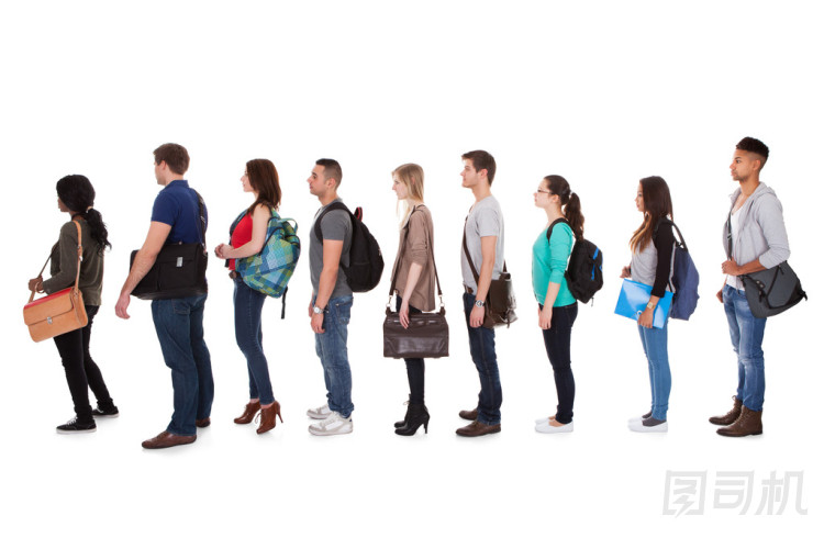 民族高校學(xué)生站成一排圖片