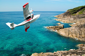 水上飞机在泰国海滩上空飞行图片