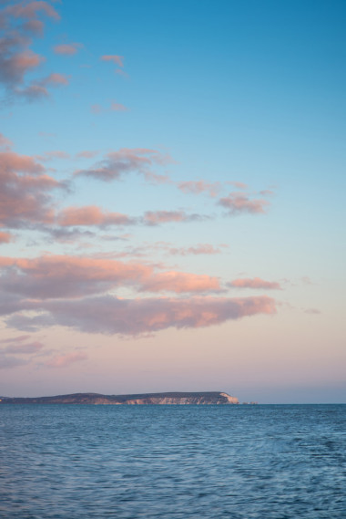 平靜的大海的景色美麗的日落云形成
