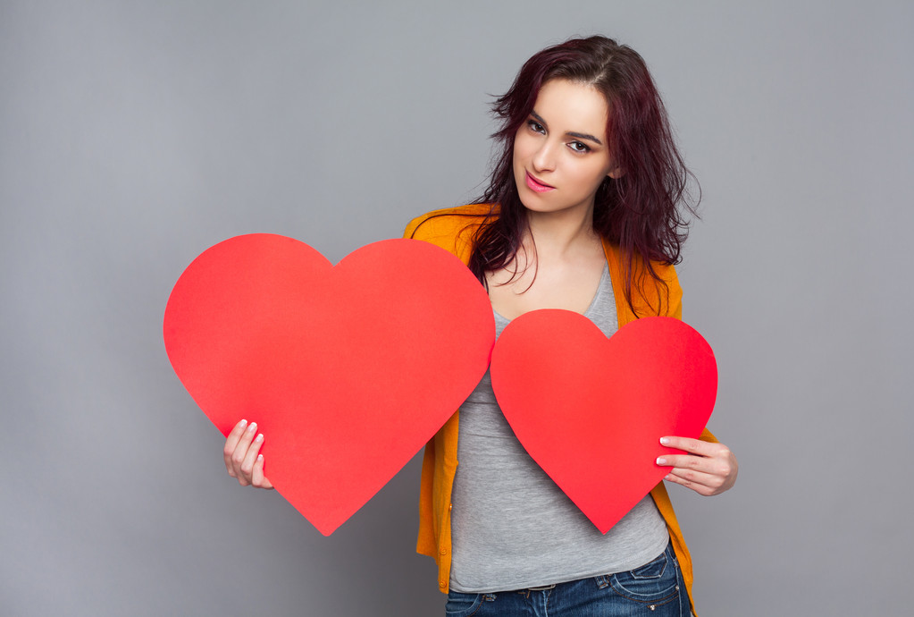 女人抱着纸做的爱心照片 女人抱着纸做的爱心照片